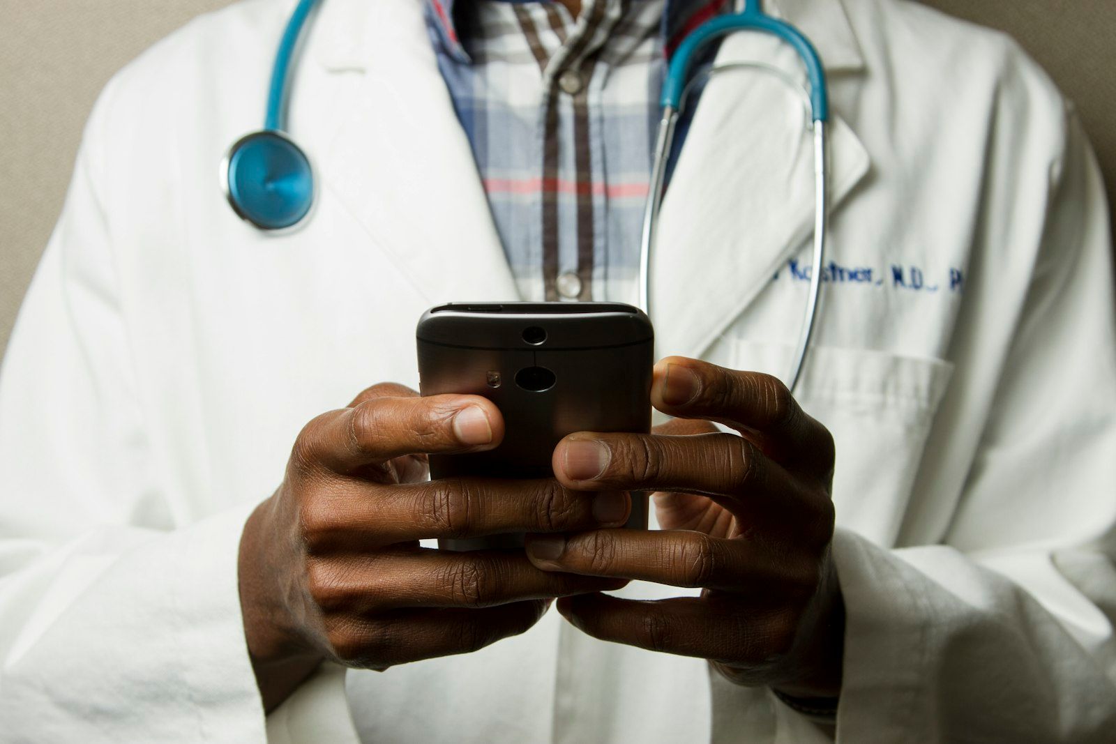 Healthcare on WhatsApp: Improving Patient Engagement featured image